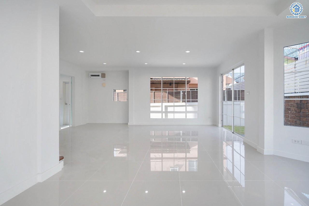 บ้านมือสองตกแต่งใหม่ แบรนด์ LH โครงการ มัณฑนา เพชรเกษม81 หลังมุม กว้างขวาง พร้อมรองรับทุกความสุข บนเนื้อที่ 69.3 ตร.ว. พื้นที่ใช้สอยกว่า 182.5 ตร.ม. พร้อมฟังก์ชัน 3 ห้องนอน 3 ห้องน้ำ จอดรถได้ 1 คัน บนทำเลเชื่อมต่อสู่ ถ.เพชรเกษม, ถ.พุทธมณฑลสาย4 ใกล้เดอะมอลล์ บางแค และม.มหิดล